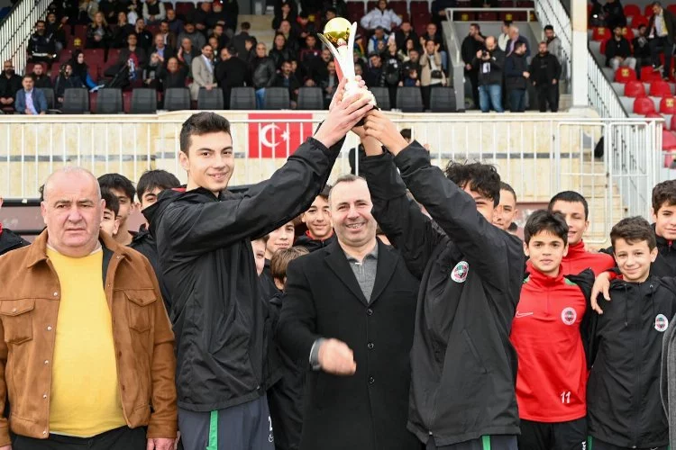 Altyapı oyuncuları kupalarını Yalova Belediye Başkanı Mustafa Tutuk’tan aldılar