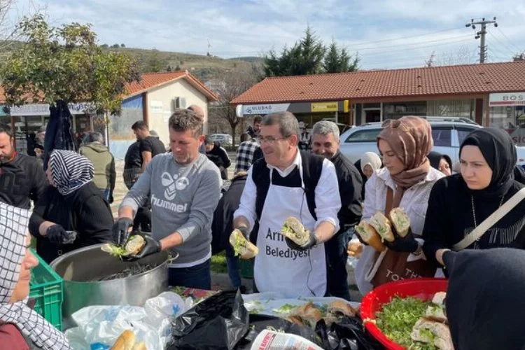 Armutlu Belediye Başkanı Mustafa Tokat, elleriyle balık ekmek dağıttı