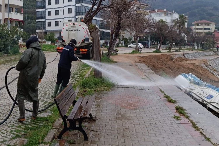 Armutlu Belediyesi ekipleri, ilçe genelinde temizliği arttırdı