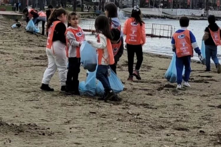 Atatürk İlkokulu öğrencileri Yalova Sahili’nde çevre temizliği yaptı