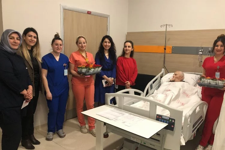 Başhekim Dr. Hasan Ergenç, hastanede yatan yaşlıları ziyaret etti