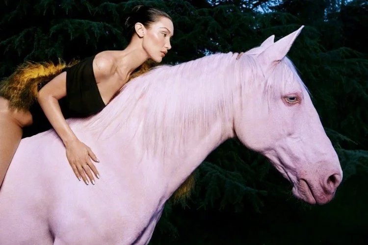 Bella Hadid’in at üzerindeki pozları olay yaratmaya devam ediyor! Ünlü mankene tepki yağıyor