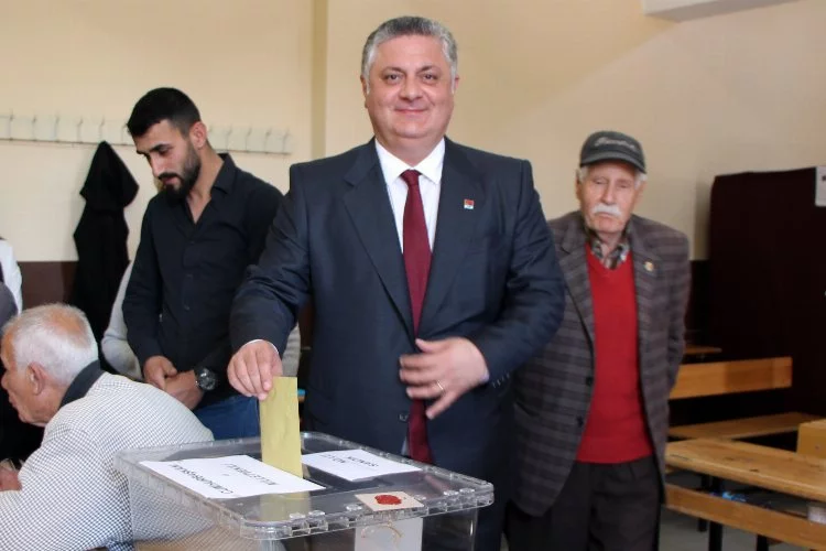 CHP Yalova 2. sıra milletvekili adayı Mehmet Gürel oyunu kullandı