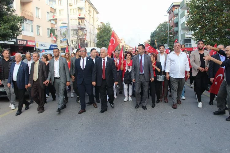 CHP Yalova İl Teşkilatı Yalova’da görkemli bir yürüyüşe imza attı