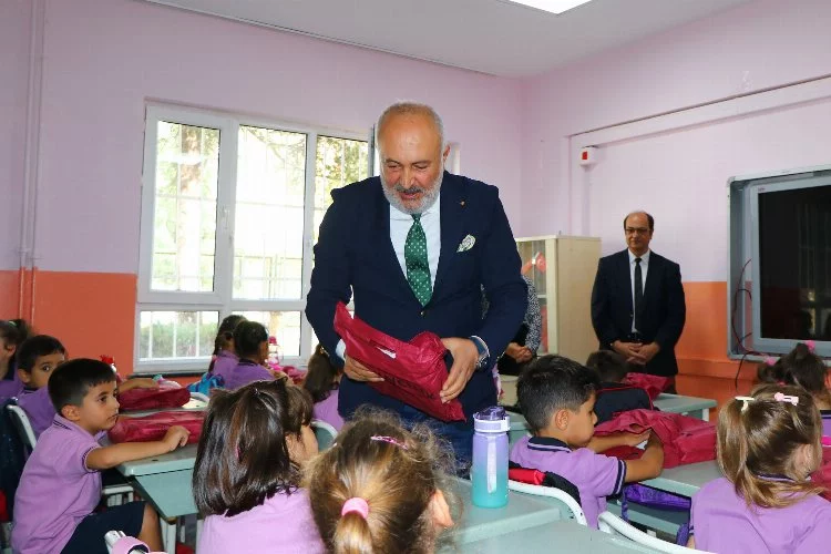 Çiftlikköy Belediye Başkanı Silpagar’dan öğrencilere eğitim seti hediyesi