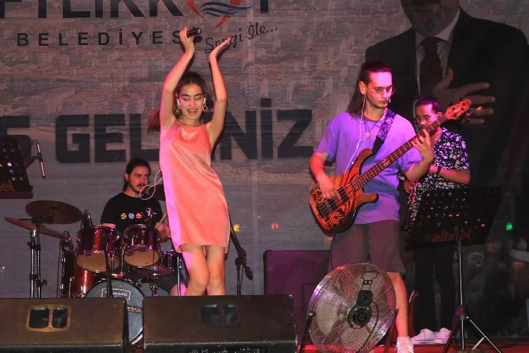Çiftlikköy’de Gençlik Festivali Azra'nın sahnesiyle sona erdi