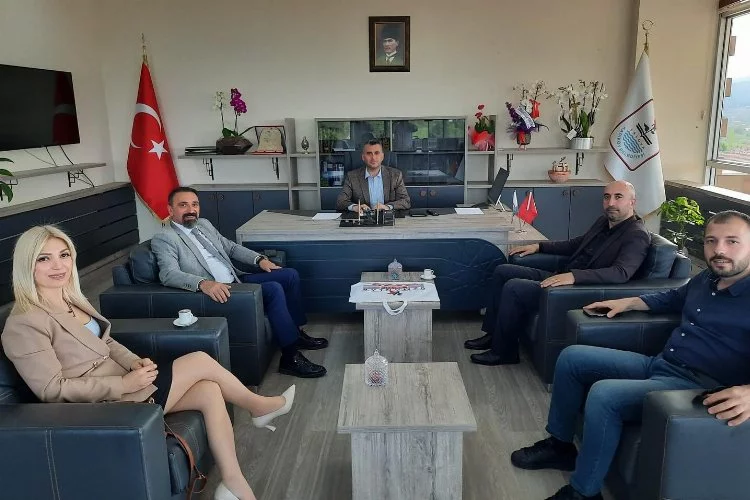 Eğitimciler Kadıköy Belediye Başkanı Yılmaz Tavşan’ı makamında ziyaret etti