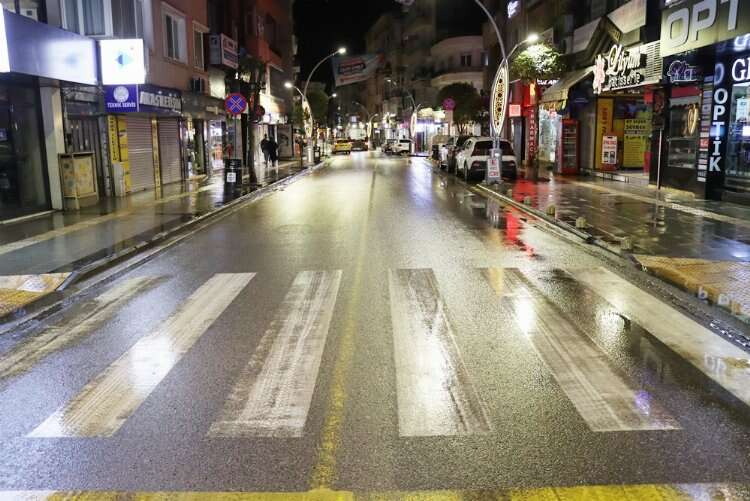 yaloba belediyesi sokakları temizliyor