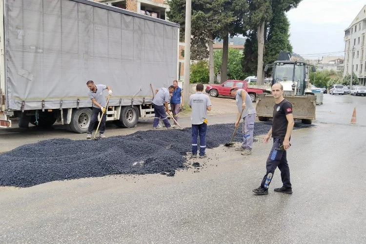 Gazi Hamit Çaylak Caddesinde asfalt onarım çalışması yapılıyor