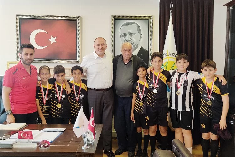 Genç sporcular madalyalarıyla Başkan Soyer’i ziyaret etti