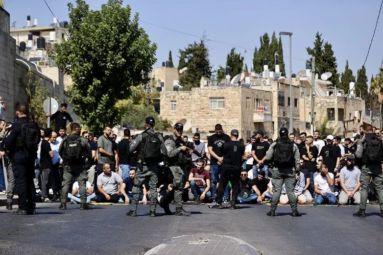 İsrail askeri güçleri Mescid-i Aksa’da Filistinlilere saldırıyor