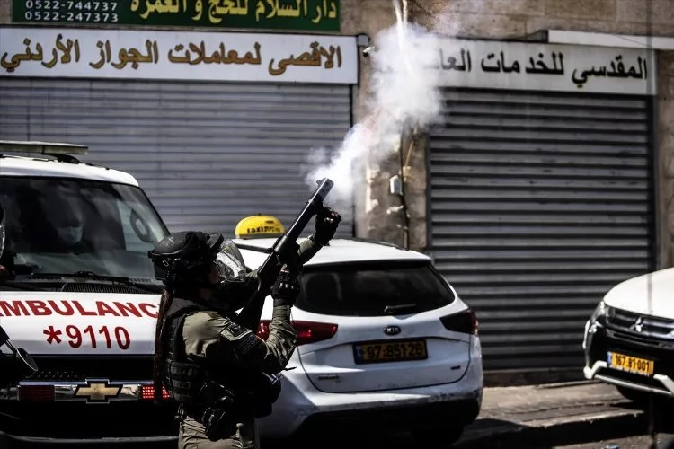 İsrail yine Cuma namazı kılan Filistinlilere gaz bombasıyla saldırdı