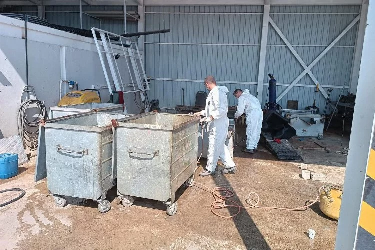 Kadıköy’de çöp konteynerleri dezenfekte ediliyor