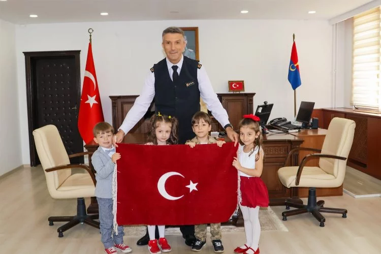Miniklerden Albay Binici’ye Türk bayrağı