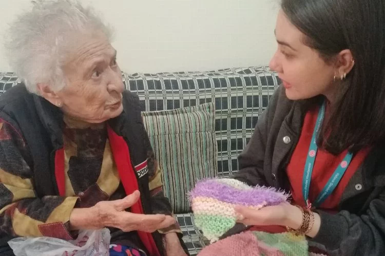 Sağlıkçılardan yaşlı hastalara ziyaret