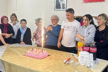 YAFEM kursiyerlerinden pastalı sürpriz kutlama