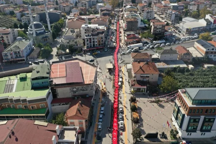 Yalova Altınova’da 400 metrelik Türk bayrağı ile yürüyüş
