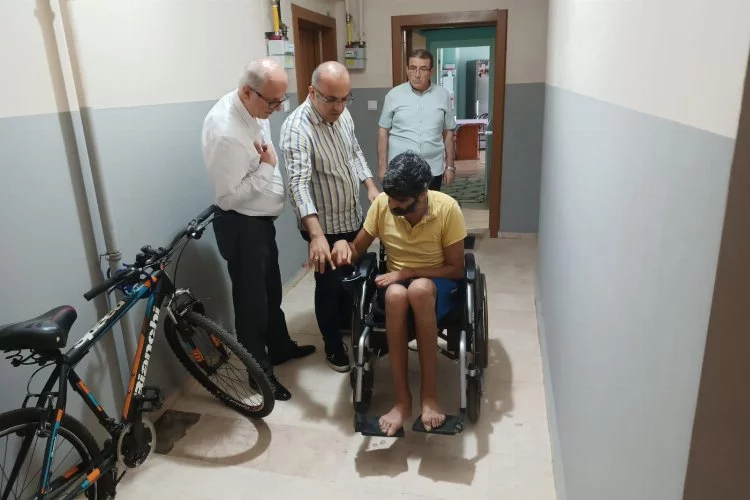 Yalova Armutlu Belediyesi’nden engelli vatandaşa akülü sandalye desteği
