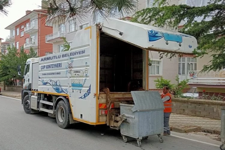 Yalova Armutlu’da çöp konteynerleri düzenli olarak yıkanıyor