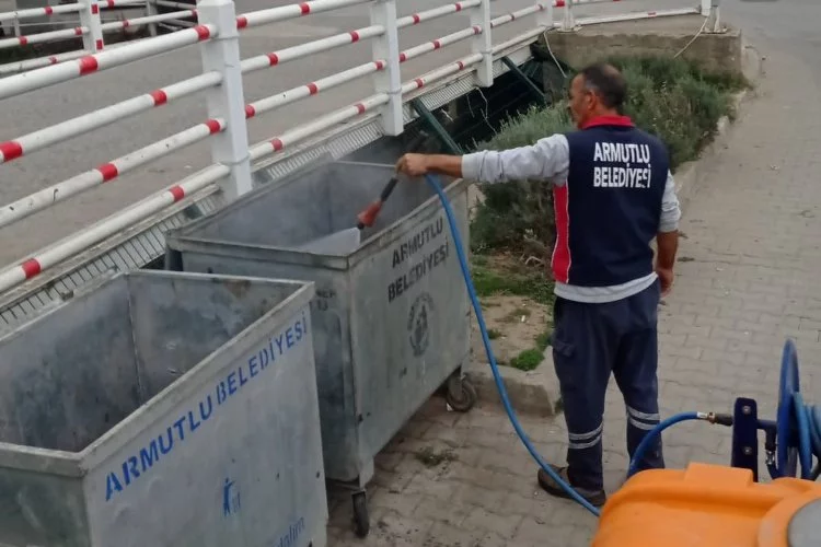 Yalova Armutlu’da çöp konteynerleri ilaçlanıyor