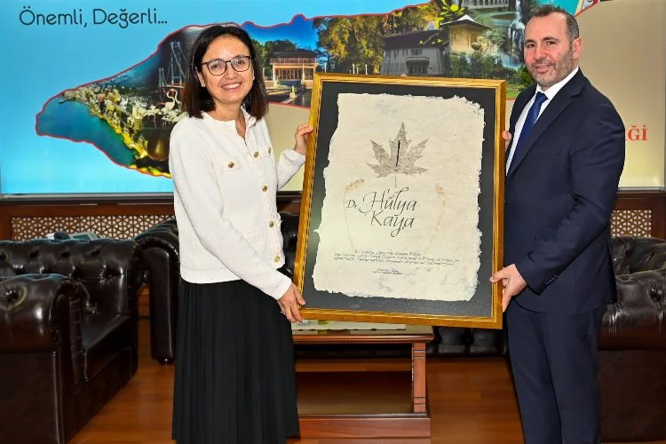 Yalova Belediye Başkanı Mustafa Tutuk’tan Vali Kaya’ya çınar yapraklı Yalova Kağıdı
