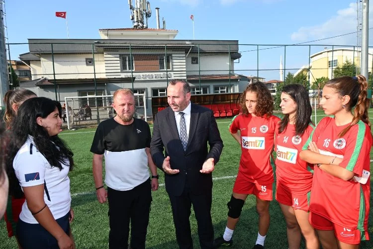 Yalova Belediye Başkanı Mustafa Tutuk Yalovaspor Kadın futboluna destek verdi