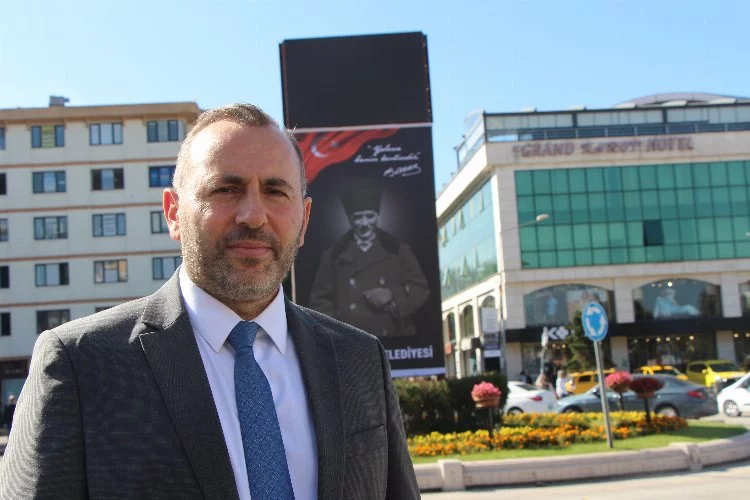 Yalova Belediyesi, Atatürk panosunu yeniledi! Yalova Belediye Başkanı Mustafa Tutuk: "Onlar Konuşuruz, biz icraat yaparız"
