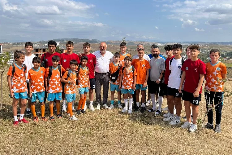 Yalova Çiftlikköy Belediye Başkanı Silpagar, futbolcularla fidan dikti