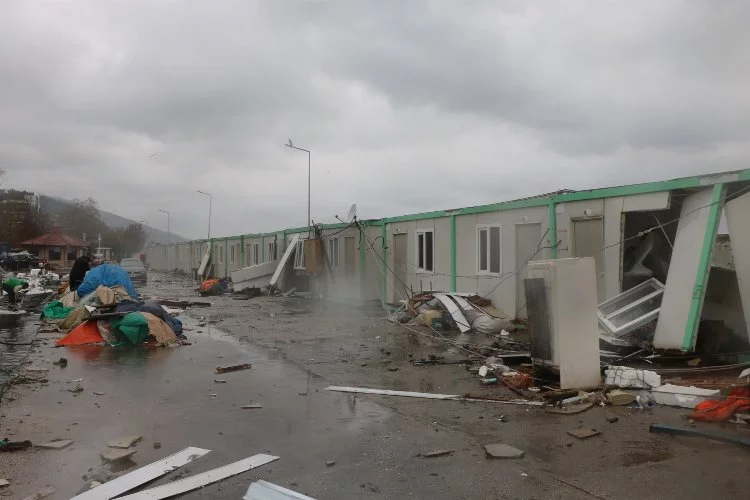 Yalova Çınarcık Balıkçı Barınağı fırtınada hasar gördü