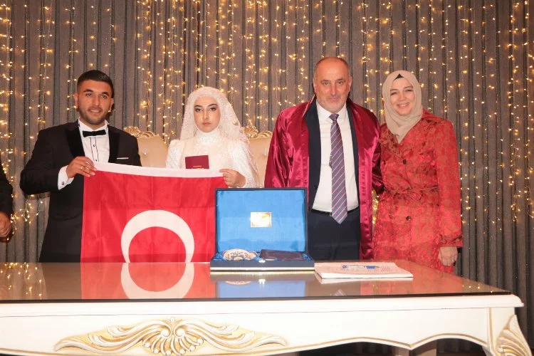 Yalova Çınarcık Belediye Başkanı Numan Soyer genç çifti evlendirdi