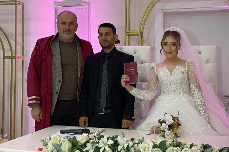 Yalova Çınarcık Belediye Başkanı Numan Soyer genç çiftin nikah akdini gerçekleştirdi