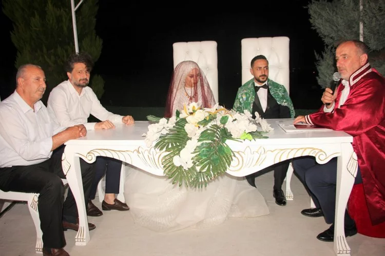 Yalova Çınarcık Belediye Başkanı Numan Soyer genç çiftleri evlendirmeye devam ediyor