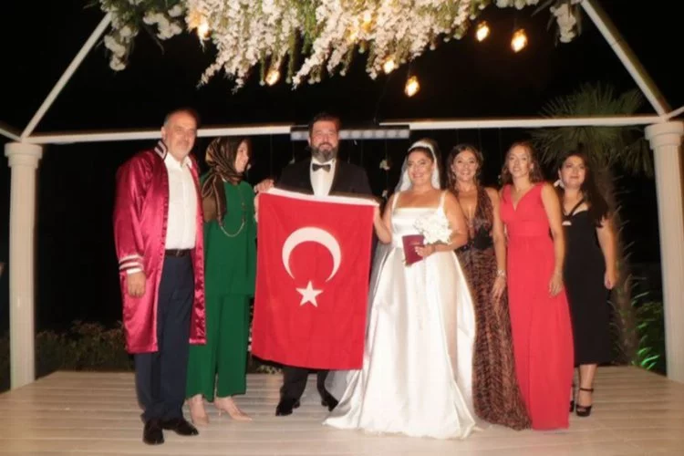 Yalova Çınarcık Belediye Başkanı Numan Soyer hemşehrilerinin nikah akdini gerçekleştirdi