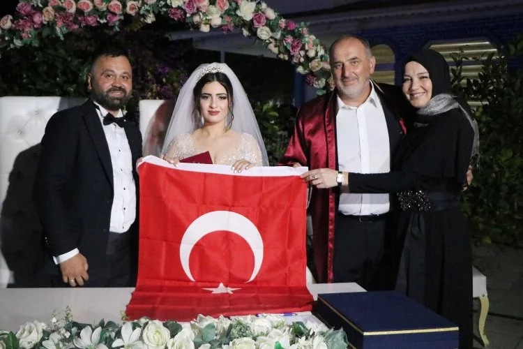 Yalova Çınarcık Belediye Başkanı Numan Soyer Yeni Evlenen Çifti Tebrik Etti