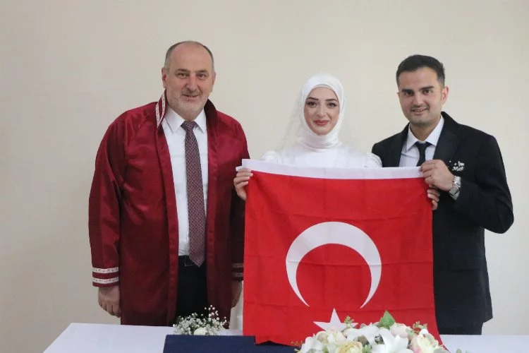 Yalova Çınarcık Belediye Başkanı Numan Soyer yeni evlenen çifti tebrik etti