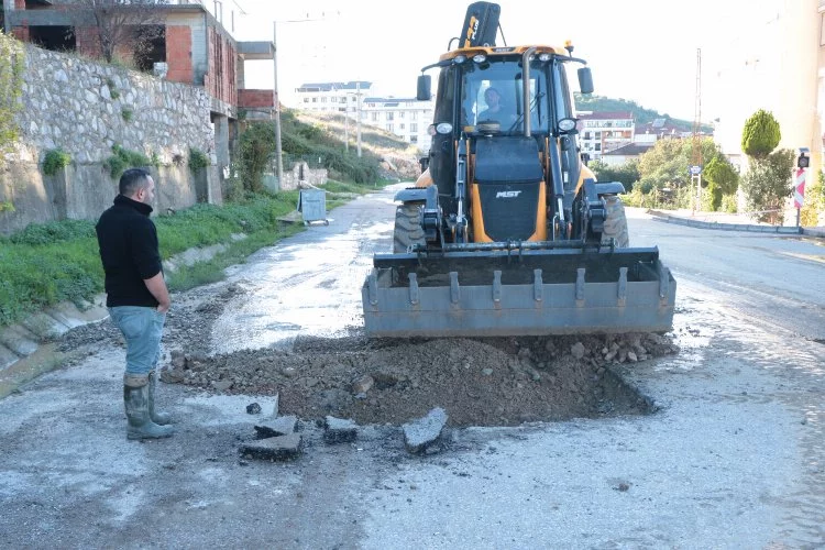 Yalova Çınarcık Belediyesi Ana Boru Patlağına Müdahale Etti
