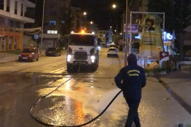 Yalova Çınarcık Belediyesi Caddeleri Tertemiz Yaptı