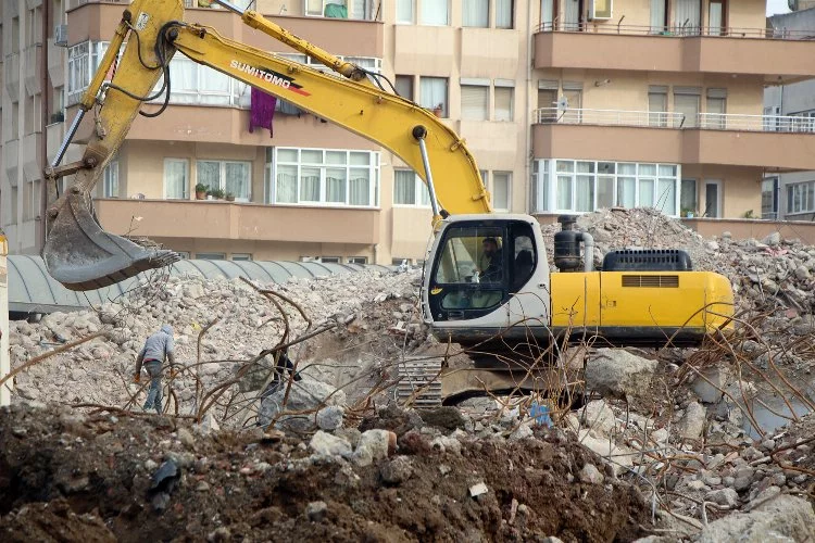 Yalova'da belediye binasının yıkımı tamamlandı