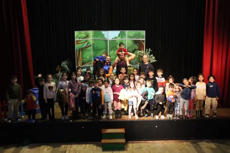 Yalova'da çocuklar 'Sihir Orman' çocuk oyunuyla eğlendi