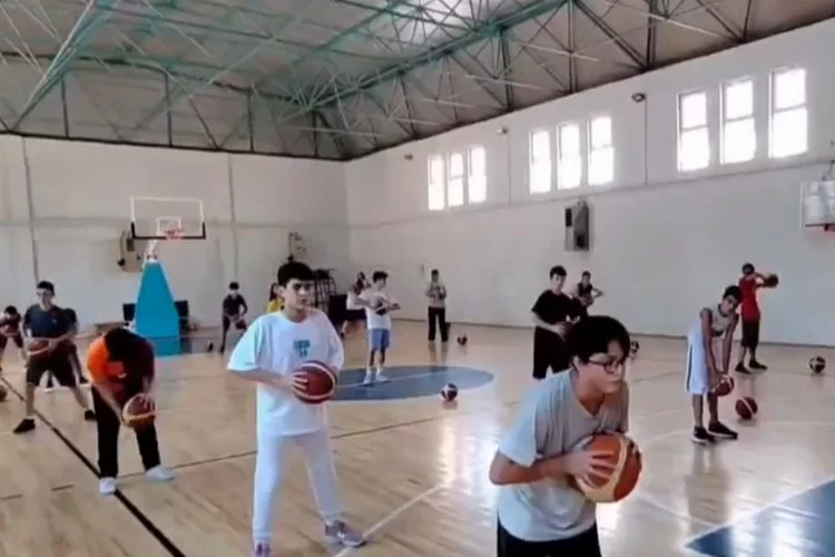 Yalova’da GSB yaz spor okulları, basketbol antrenmanlarıyla devam ediyor