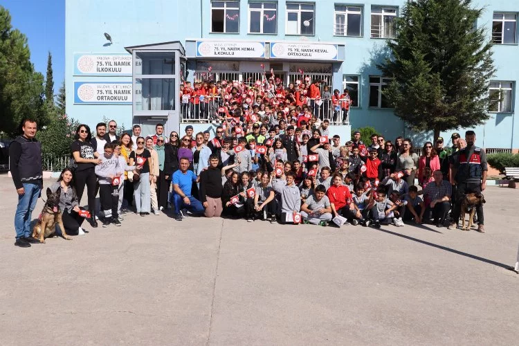 Yalova’da Jandarmadan öğrencilere Türk bayrağı dağıttı
