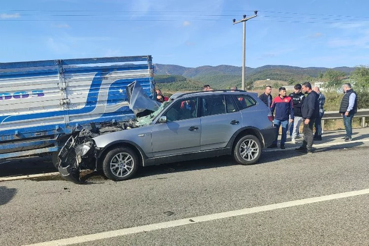 Yalova’da Lüks araç emniyet şeridindeki kamyonete çarptı