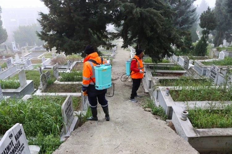 Yalova’da mezarlıklarda yabani otla mücadele çalışması