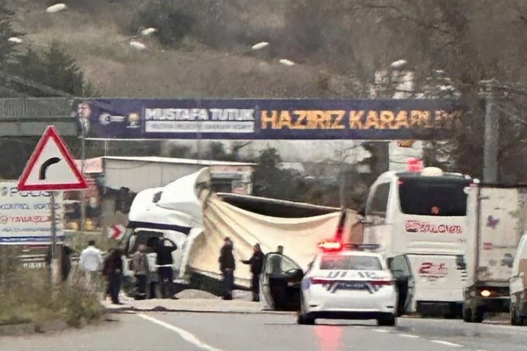 Yalova'da tır devrildi yol trafiğe kapandı
