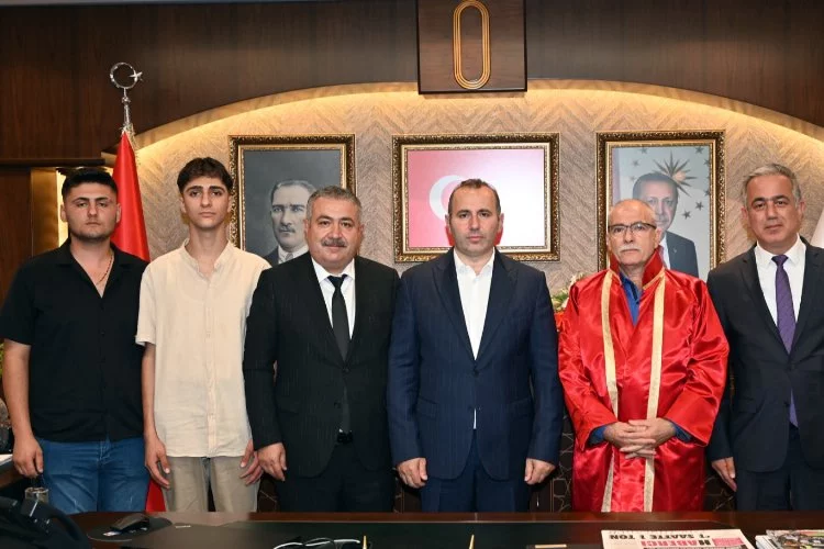 Yalova’da Yılın Ahisinden Yalova Belediye Başkanı Mustafa Tutuk’a ziyaret…