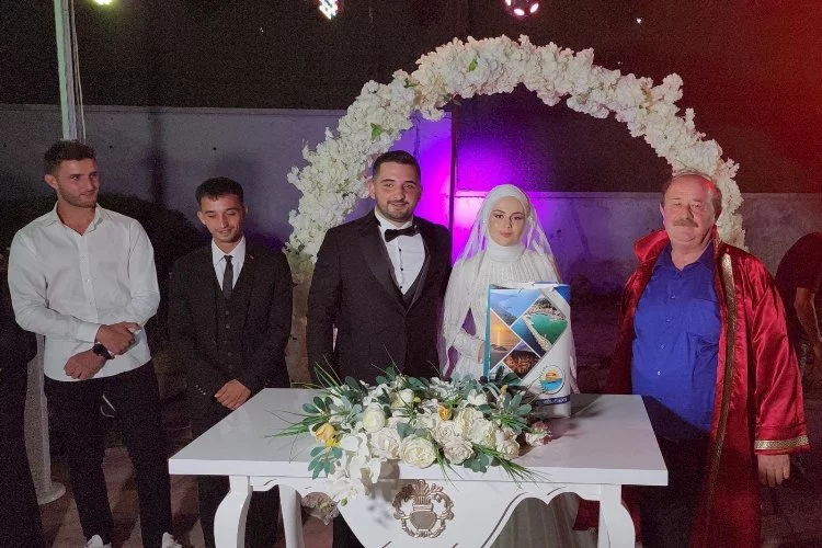Yalova Esenköy Belediye Başkanı Mehmet Temel Genç Çiftlere Mutluluklar Diledi