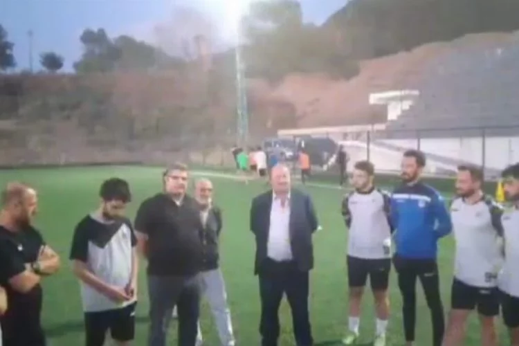 Yalova Esenköy Belediye Başkanı Mehmet Temel sporcularla birlikte futbol oynadı