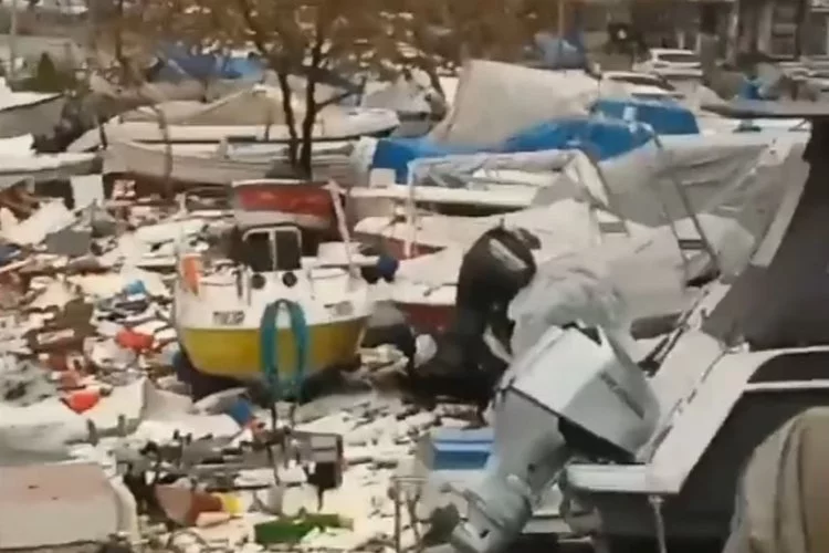 Yalova Esenköy'de fırtına sonucu tekneler alabora oldu