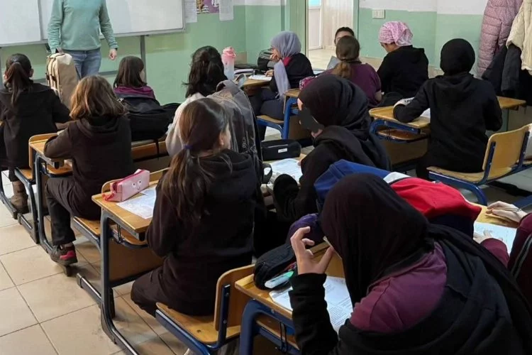 Yalova İl Milli Eğitim Müdürü Halil İbrahim Akmeşe ortak sınavlarda okulları ziyaret etti