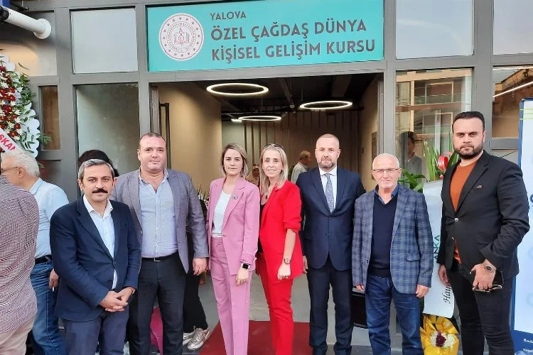 Yalova Kadıköy Belediye Başkanı Mehmet Şahin Çağdaş Dünya Eğitim Merkezi’nin açılışına katıldı